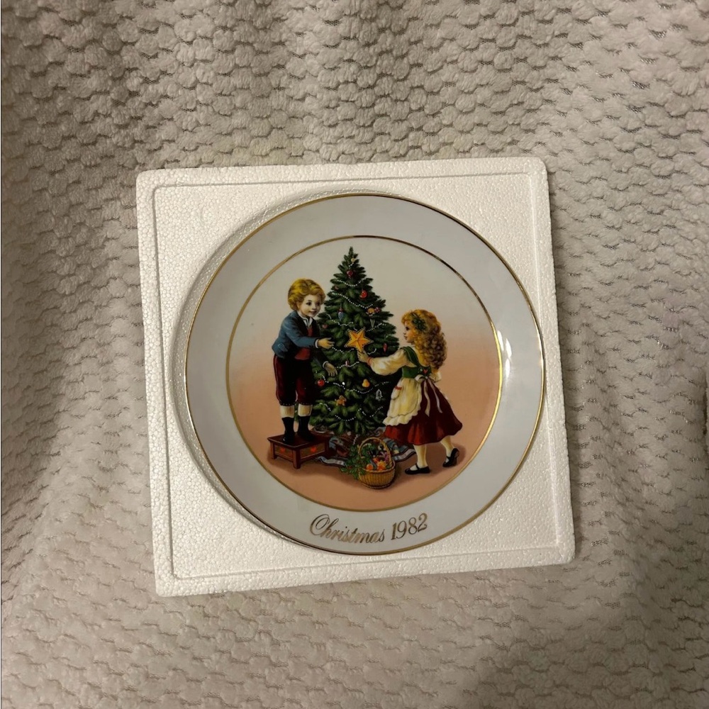 Avon Christmas Memories 1982 Collector Plate 22K Gold Trim 2nd Edition in Box